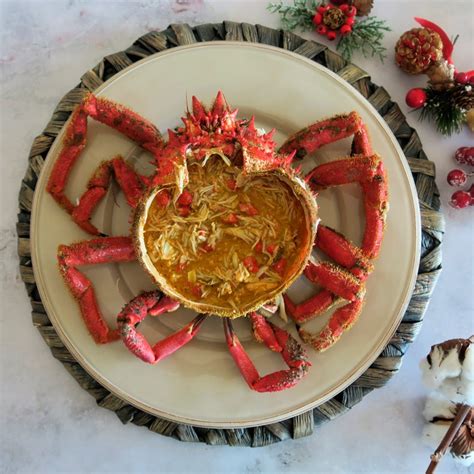 Centolla gallega con algas en el caparazón