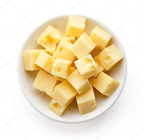 variedad de quesos cortados en cubos, representando las opciones ideales para empanadas