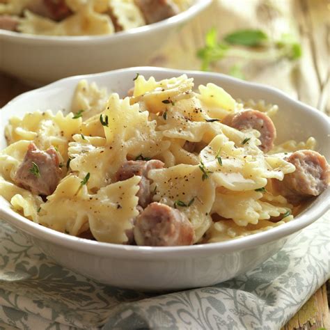 Plato de pasta con salchichas y salsa