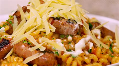 Ingredientes frescos para fideos con salchicha parrillera