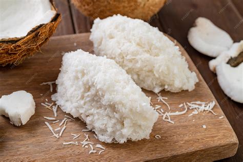 Foto de una crema dulce de coco servida en copas, decorada con coco rallado.