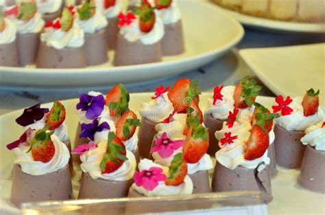 Foto de postres decorados con crema batida