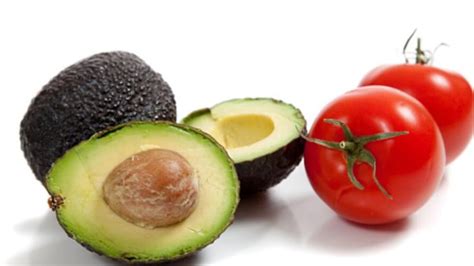 Variedad de ingredientes frescos para ensalada de tomate y palta