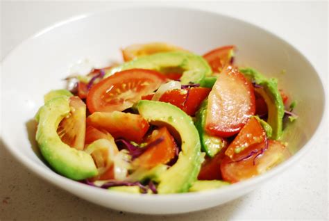 Ensalada de tomate y palta en capas con pepino