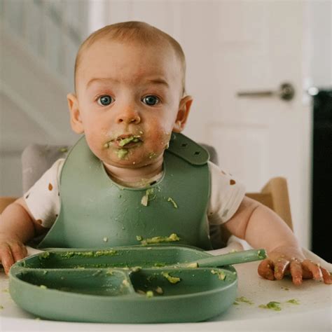 Bebé de 7 meses explorando texturas de alimentos en un plato