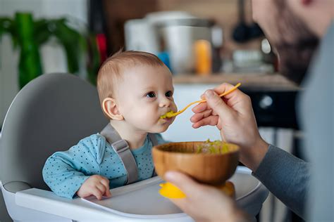 Bebé comiendo puré con una cuchara, mostrando diferentes texturas de alimentos