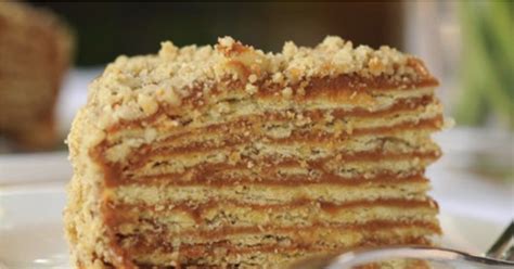 Torta Mil Hojas chilena tradicional con capas de manjar y nueces