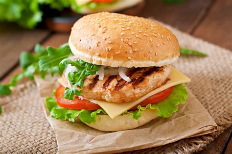 Foto de una hamburguesa casera de pollo jugosa y apetitosa