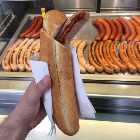 Fotografía de un Wurstelstand en Viena, mostrando la diversidad de salchichas y clientes.
