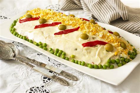 Ensaladilla rusa tradicional con mayonesa