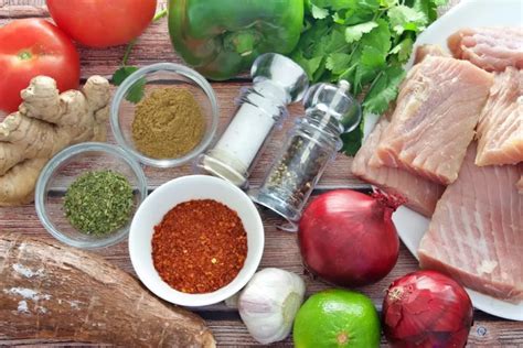 Infografía: Ingredientes clave del encebollado ecuatoriano (yuca, atún, cebolla, cilantro)
