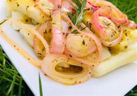 Olla con yuca, cebolla, albahaca y otros vegetales hirviendo para la base del encebollado