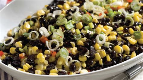 Ensalada fresca de porotos negros con choclo y cilantro