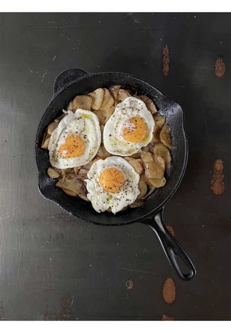 Fotografía de un sartén con papas doradas, cebolla y huevo batido, listo para ser servido en un plato