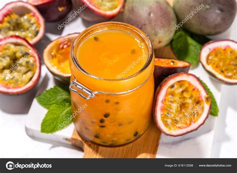 Foto de frascos de mermelada de maracuyá casera