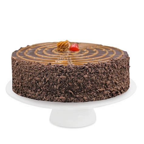 Plato de torta milhojas con manjar y decoraciones de frutas y chocolate