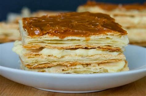 Masa de milhojas estirada y cortada en cuadrados, lista para hornear