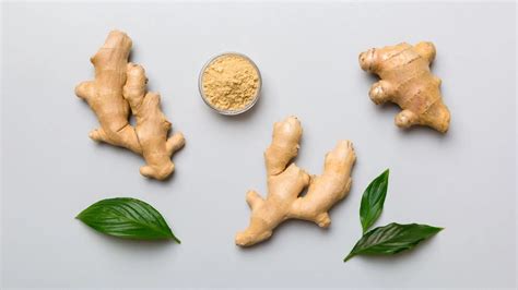 Raíz de jengibre almacenada en un recipiente hermético en el refrigerador