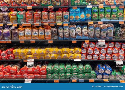 Estante de supermercado mostrando diferentes tipos de bizcochos veganos y orgánicos