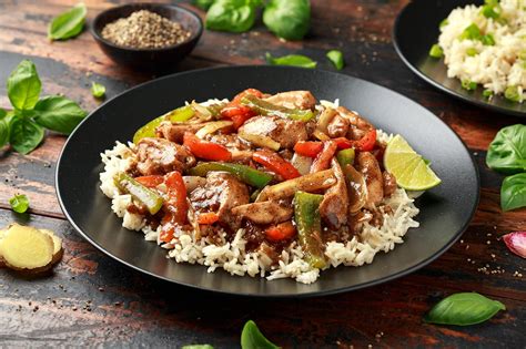 Plato de arroz blanco con pollo y verduras