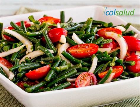 Plato de ensalada fresca con porotos verdes, tomates cherry y otros vegetales.