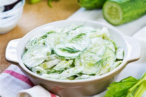 Foto de un bowl con ensalada de pepino y yogur griego (Tzatziki)