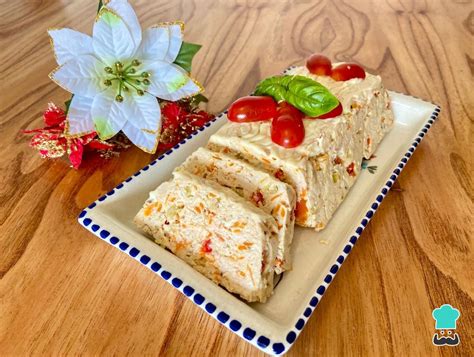 Terrina de manjar cortada en porciones con decoraciones