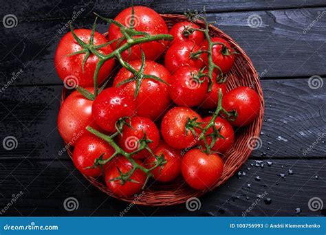Foto de tomates frescos maduros en un cuenco