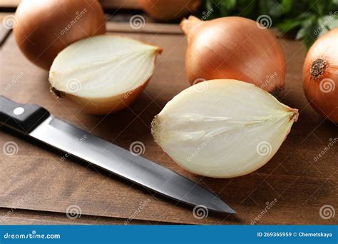 Cebollas moradas y blancas enteras y cortadas en una tabla de cortar