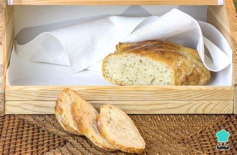 Panera de madera con pan y bolsas de tela para guardar pan