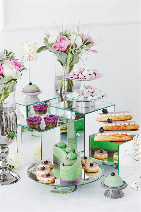 Surtido de postres y dulces en tonos pastel