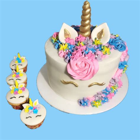Collage de macarons, cupcakes y tortas de unicornio en tonos pastel