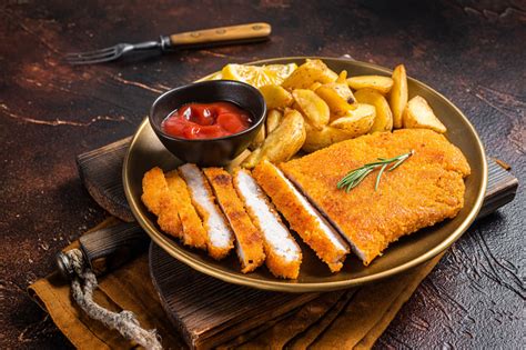 Plato de pollo apanado crujiente con guarnición