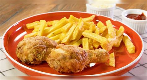 Pollo apanado con papas fritas y ensalada fresca