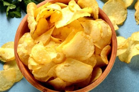 Papas fritas doradas y crujientes recién hechas.