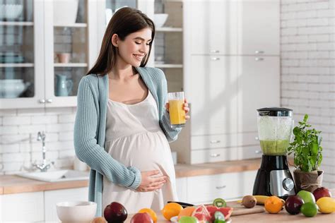 Mujer embarazada y alimentos vegetales frescos