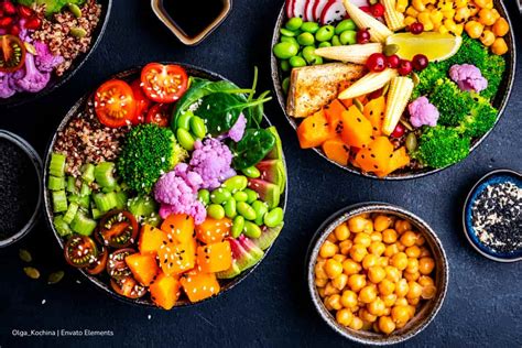 Plato variado de comida vegana rica en nutrientes