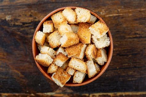 Crutones caseros dorados y crujientes en un bol