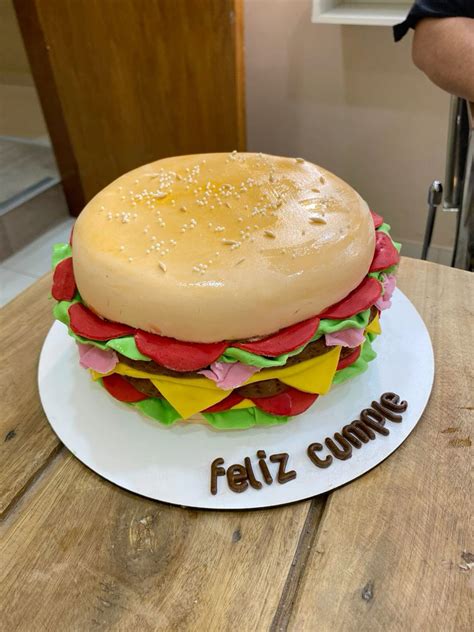 Foto de soufflés dulces con forma de hamburguesa