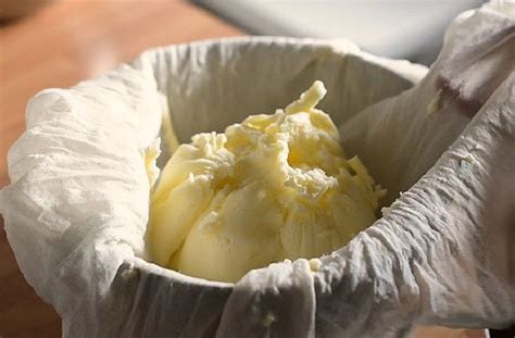 Infografía detallando los pasos para hacer mantequilla casera, desde el batido de la nata hasta el lavado y moldeado final.