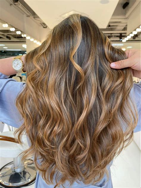 Cabello con técnica balayage en tonos chocolate dorado