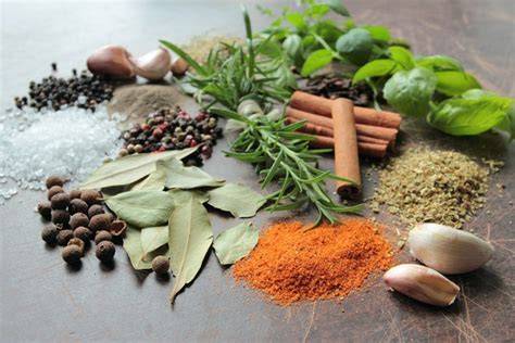 Variedad de especias y hierbas aromáticas para cocinar