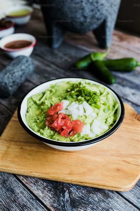 Guasacaca casera en un tazón junto a ingredientes frescos