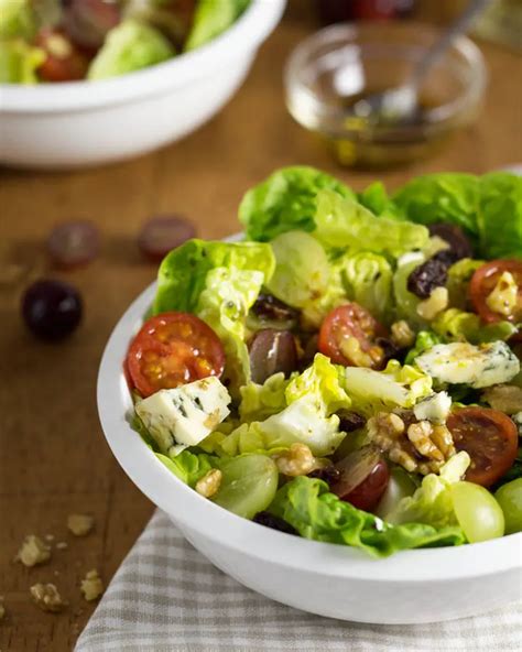 Ensalada variada con queso azul desmenuzado