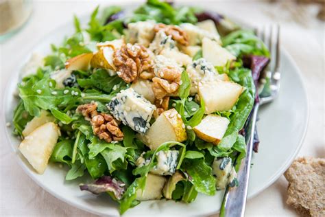 Ensalada de lechuga, queso azul, nueces y frutas