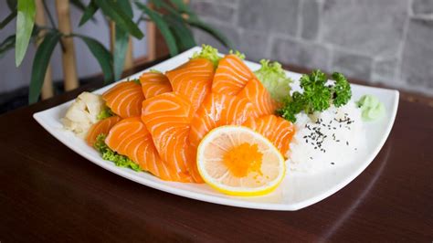Plato de sashimi de salmón finamente cortado.