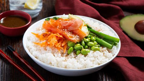 Bol de Poke con salmón fresco, arroz, verduras y aguacate.