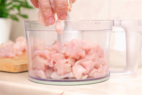 Fotografía de dados de pavo crudo en un bol, listos para ser cocinados.