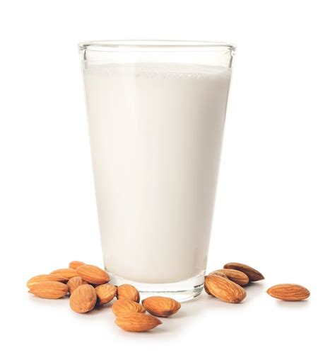 Almendras enteras y leche de almendras en un vaso