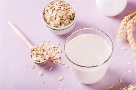 Copos de avena y un vaso de leche de avena